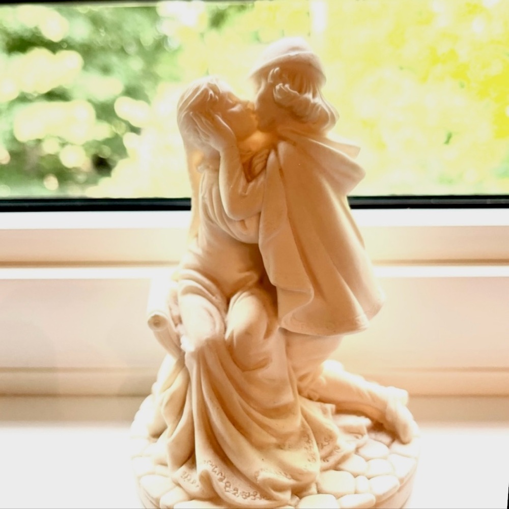 Vintage Figurine~The Kiss~Sculpture of Romeo & Juliet~Italian